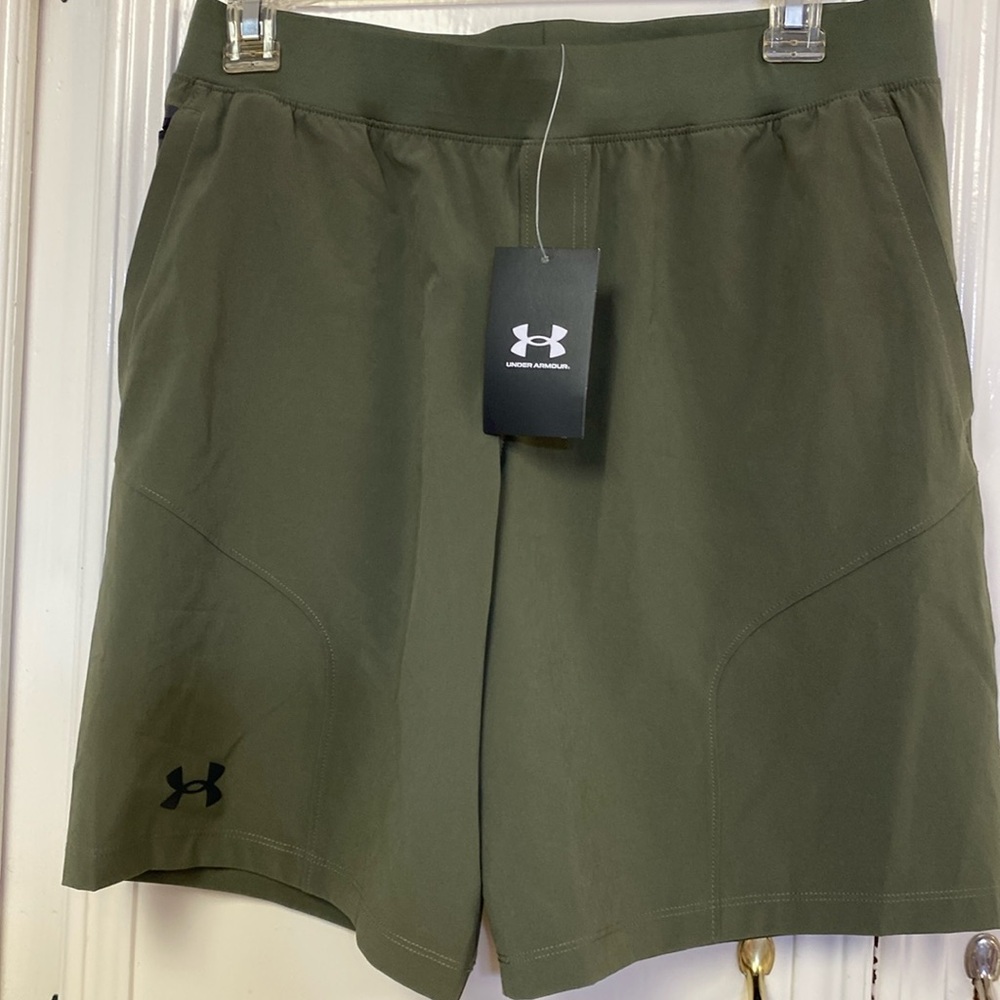 Under Armour Boys Loose Fit shorts YL